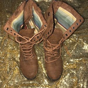 Reversible flap boots. Good condition.